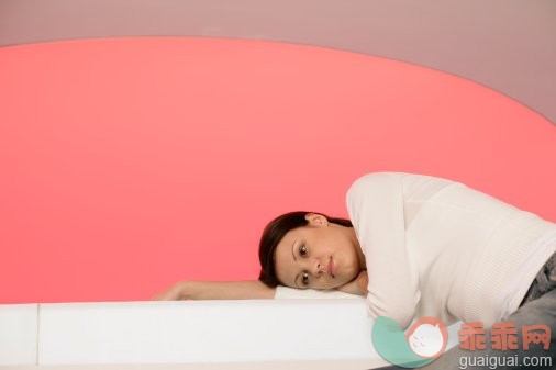 摄影,休息,室内,家具,桌子_57027164_Young woman laying her head on a table_创意图片_Getty Images China