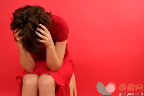 摄影,弯腰,红色,室内,影棚拍摄_56710926_Desperate woman sitting on a stool_创意图片_Getty Images China