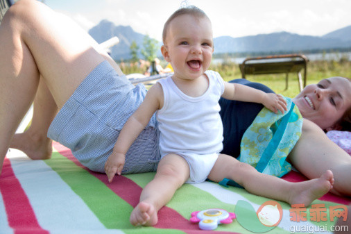 人,休闲装,婴儿服装,玩具,户外_91098093_8 months baby out door slaughing into camer_创意图片_Getty Images China