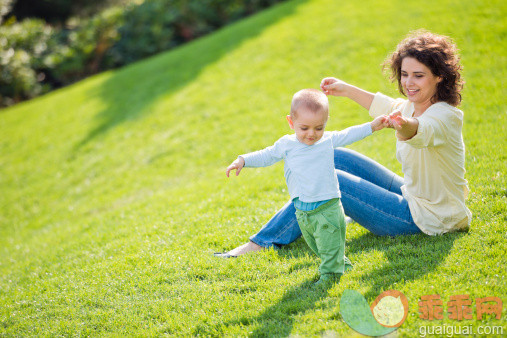 公园,人,自然,户外,25岁到29岁_155446331_First steps: mother and her baby in the park_创意图片_Getty Images China