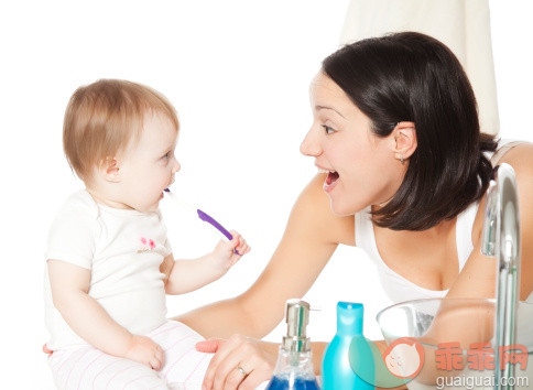 镜子,人,牙刷,水槽,水龙头_155157577_Teeth Brushing_创意图片_Getty Images China