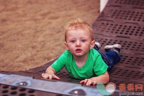 人,玩具,快乐,金色头发,手_517100829_Playground Rest_创意图片_Getty Images China