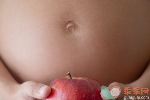 人,食品,室内,中间部分,25岁到29岁_137084149_Pregnant woman holding apple, cropped_创意图片_Getty Images China