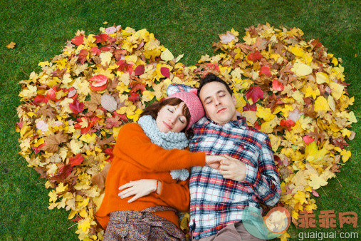 人,户外,30岁到34岁,深情的,庭院_134433372_Couple laying in heart shape, made of autumleaves._创意图片_Getty Images China