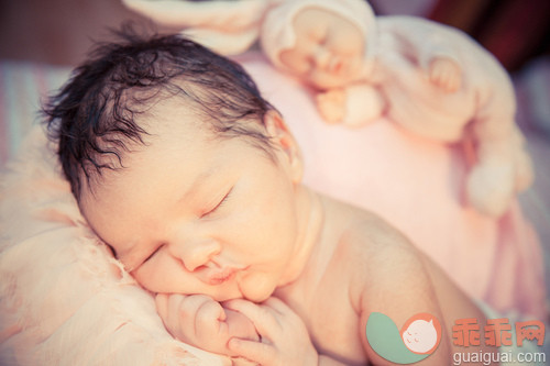 可爱的,白色,娃娃,睡觉,床_gic16295023_Newborn baby_创意图片_Getty Images China