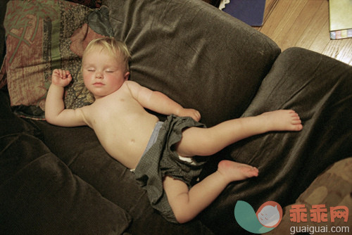 人,住宅内部,沙发,室内,金色头发_gic18539927_Toddler boy asleep on couch_创意图片_Getty Images China