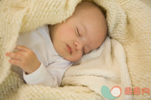 人,连身衣,影棚拍摄,室内,毯子_99047008_10 week old Baby_创意图片_Getty Images China