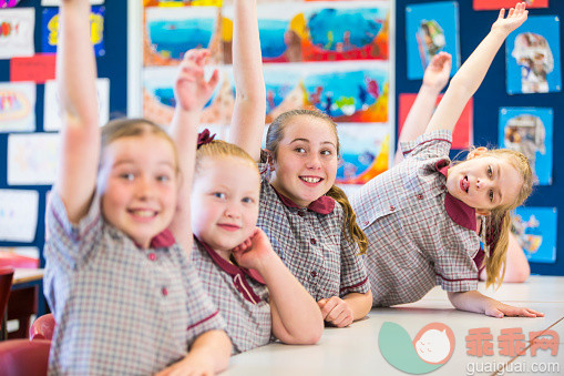 人,制服,教育,室内,笑_481354922_Hands Raised Smiling School Children in the Classroom_创意图片_Getty Images China