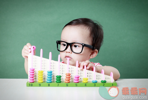眼镜,人,教育,金融,12到17个月_157742365_Cute Asian baby do arithmetic_创意图片_Getty Images China