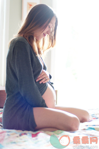 人,床,室内,25岁到29岁,长发_129922914_Pregnant woman on bed looking at belly_创意图片_Getty Images China