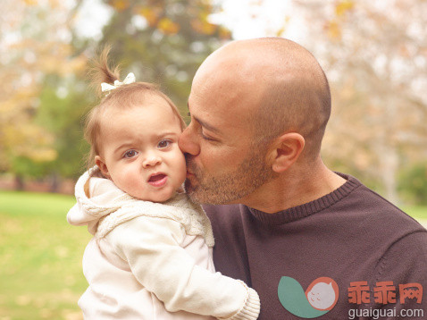 人,休闲装,婴儿服装,户外,35岁到39岁_157712715_Father kissing baby at park_创意图片_Getty Images China