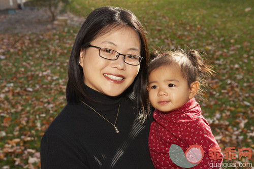 休闲装,户外,30岁到34岁,运送,母亲_gic18523138_Mother and daughter_创意图片_Getty Images China