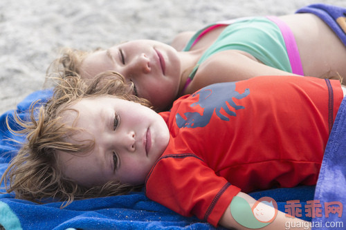 人,比基尼,度假,旅游目的地,12到17个月_gic14068094_Caucasian brother and sister napping on beach_创意图片_Getty Images China