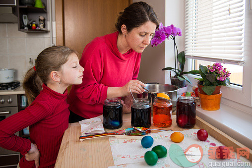 厨房,桌子,室内,住宅房间,35岁到39岁_560407447_Girls painting Easter Eggs_创意图片_Getty Images China