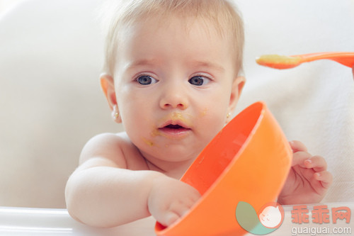 美女,可爱的,母亲,白色,食品_gic16034527_Baby eating porridge_创意图片_Getty Images China