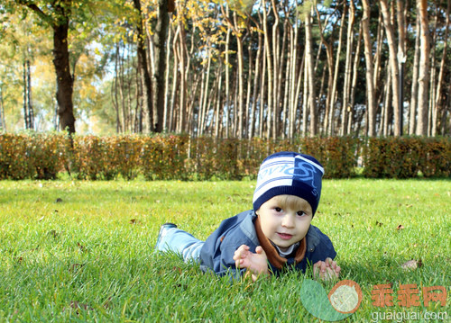 秋天,公园,草,绿色,摄影_gic16079178_Child is lying on the grass_创意图片_Getty Images China