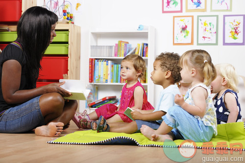 人,设备用品,建筑结构,信息处理器,报纸_gic18603514_Teacher/Carer/ Childminder Reading To A Group Of Toddlers At Nursery_创意图片_Getty Images China