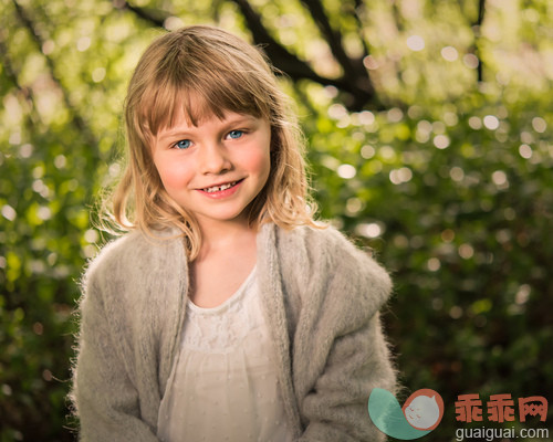 树,夏天,微笑,白色,绿色_gic16094238_Portrait of Sarah_创意图片_Getty Images China