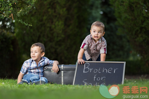 公园,肖像,人,户外,夏天_gic16111342_Two brothers in the park_创意图片_Getty Images China