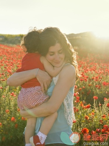 红色,人,家庭,母亲,父母_gic16102522_Mom Hug_创意图片_Getty Images China