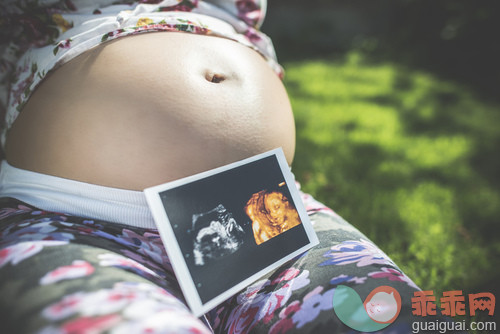 概念,人,肚子,母亲,父母_gic16100590_Pregnant women hold picture of womb_创意图片_Getty Images China