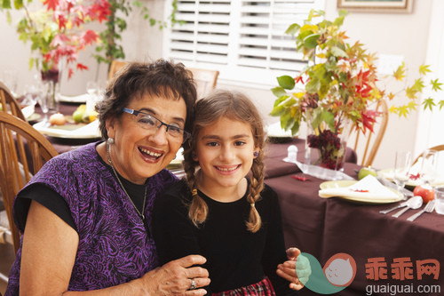 人,饮食,生活方式,室内,晚餐_gic18695577_Hispanic grandmother and granddaughter at Thanksgiving dinner_创意图片_Getty Images China