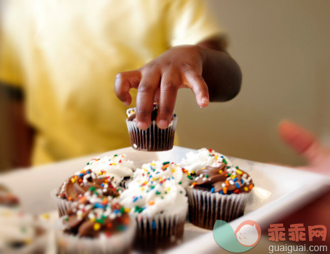 取得,人,饮食,甜食,室内_113220047_A boy picks up a cupcake from a platter, Nashville, Tennessee._创意图片_Getty Images China