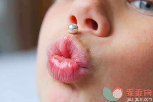 人,甜食,人的脸部,白人,嬉戏的_115971657_Child holding tiny silver candy under its nose_创意图片_Getty Images China