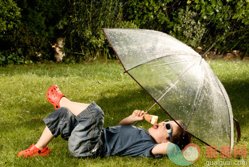 人,伞,甜食,户外,太阳镜_117045018_Child(5) eating ice cream in Garden_创意图片_Getty Images China