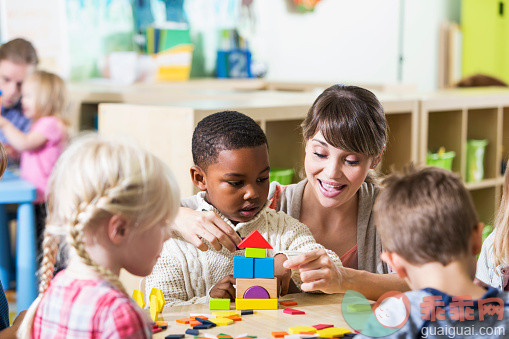 人,活动,桌子,玩具,教育_477689190_Kindergarten teacher with group of children in classroom_创意图片_Getty Images China