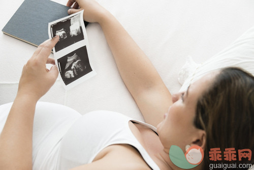 人,休闲装,生活方式,室内,35岁到39岁_gic14091519_Pregnant woman looking at ultrasound pictures_创意图片_Getty Images China