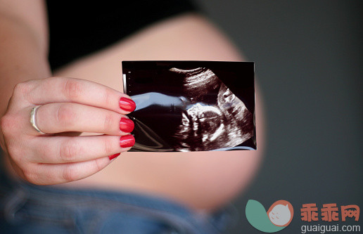 人,健康保健,影棚拍摄,中间部分,怀孕_159955833_Maternity/ultrasound/baby girl_创意图片_Getty Images China