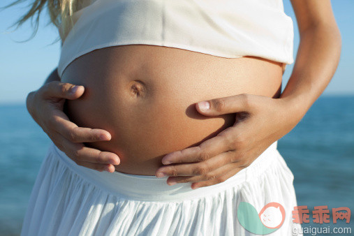 人,户外,中间部分,25岁到29岁,怀孕_140890459_Woman's hands on pregnant belly, cropped_创意图片_Getty Images China