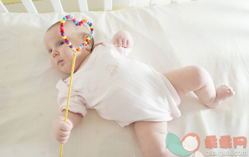 光,睡觉,微笑,白色,小的_gic16110846_Baby in a baby bed_创意图片_Getty Images China