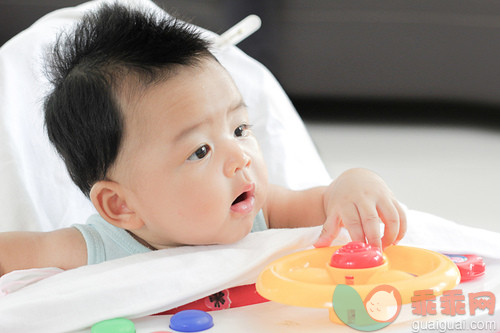 黄色,肖像,美,蓝色,光_gic16115662_Cute Asian Baby on Baby Walker_创意图片_Getty Images China