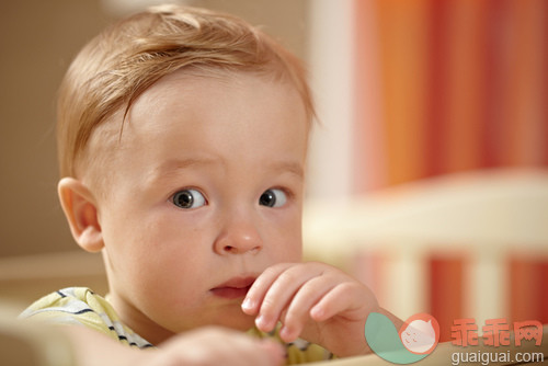 肖像,光,白色,看,家_gic16118966_Little boy, fear look_创意图片_Getty Images China