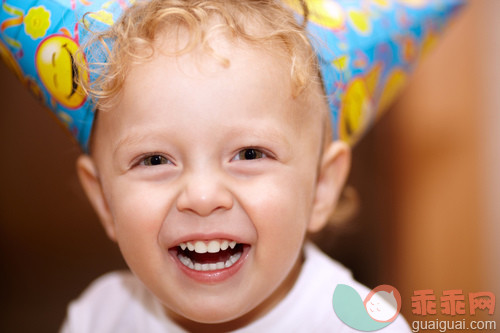 肖像,人,古老的,户外,夏天_gic16118200_Happy laughing little boy_创意图片_Getty Images China