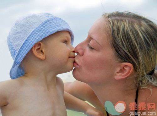 肖像,美,人,海滩,夏天_gic16124421_Mother kissing her child_创意图片_Getty Images China