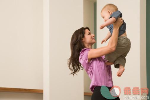 概念,构图,图像,摄影,年龄_56295139_Woman holding her baby_创意图片_Getty Images China