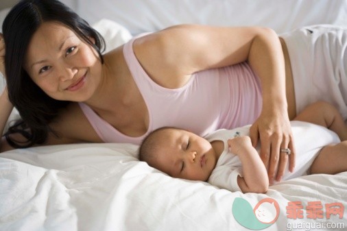 人,床,四分之三身长,室内,35岁到39岁_86075187_Mother in bed with baby_创意图片_Getty Images China