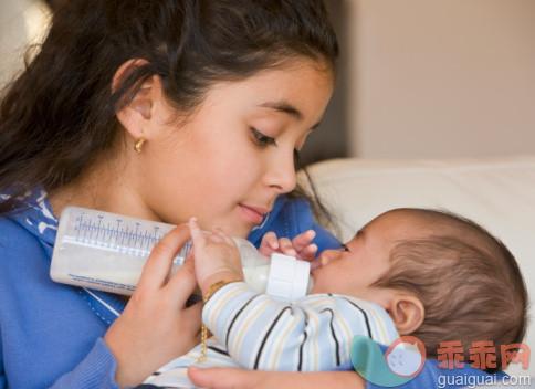 人,瓶子,室内,深情的,坐_81860459_Hispanic girl feeding baby sibling_创意图片_Getty Images China