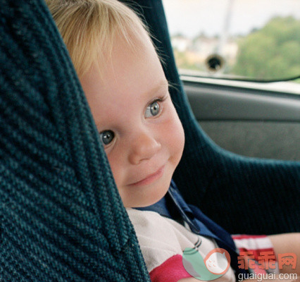 人,户外,金色头发,白人,坐_86080504_Baby boy in car seat_创意图片_Getty Images China