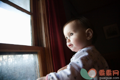 人,室内,棕色头发,白人,窗户_86081824_Toddler looking out of window_创意图片_Getty Images China