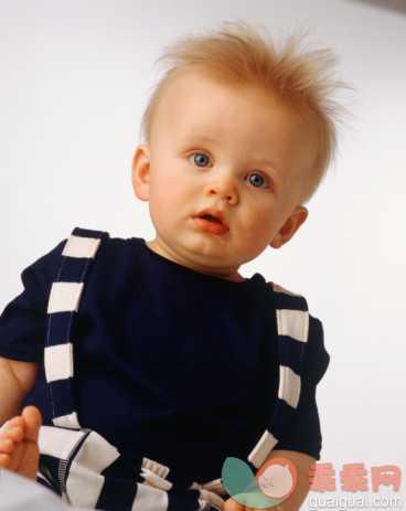 摄影,肖像,Y51007,白色,白色背景_200246875-001_Baby boy (15-18 months) sitting, posing in studio, (Portrait)_创意图片_Getty Images China