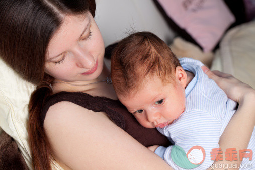 微笑,拥抱,母亲,家庭,摄影_155357848_Young mother and her baby_创意图片_Getty Images China