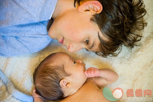 人,室内,深情的,白人,兄弟姐妹_558965211_Big brother with baby brother_创意图片_Getty Images China