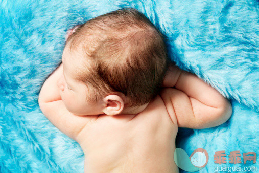 人,健康保健,影棚拍摄,室内,白人_506763089_Looking down at a peacefully sleeping new-born baby bay_创意图片_Getty Images China