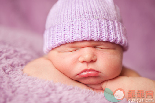 人,帽子,人的脸部,白人,躺_157612792_Newborn Baby Girl Wearing Knit Hat Sleeping on Purple Blanket_创意图片_Getty Images China