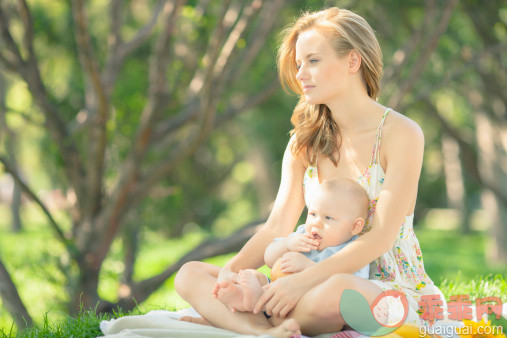 公园,人,生活方式,自然,户外_155417716_happy boy with mom in park_创意图片_Getty Images China