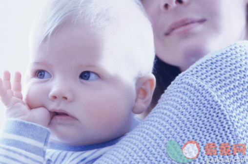 摄影,白色,白色背景,拿着,拥抱_200231657-001_Mother holding baby (3-6 months), close-up_创意图片_Getty Images China